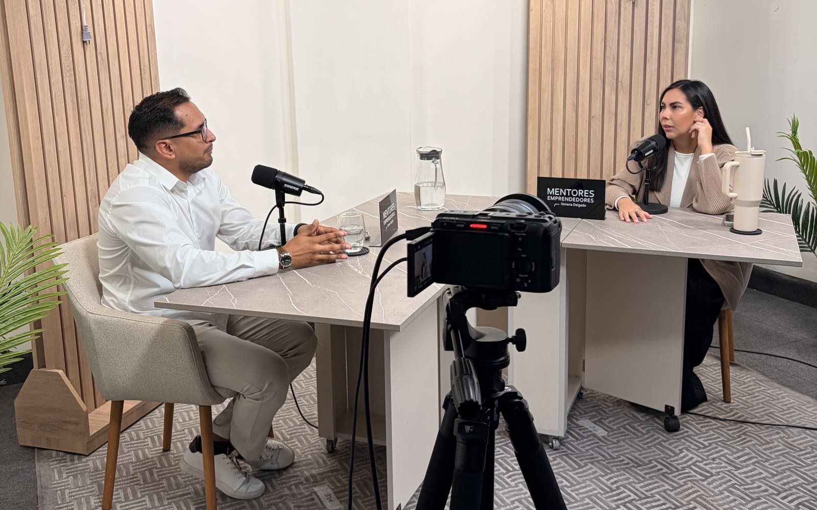 Jose Andonaire en la grabación de un podcast, frente al micrófono y la cámara
